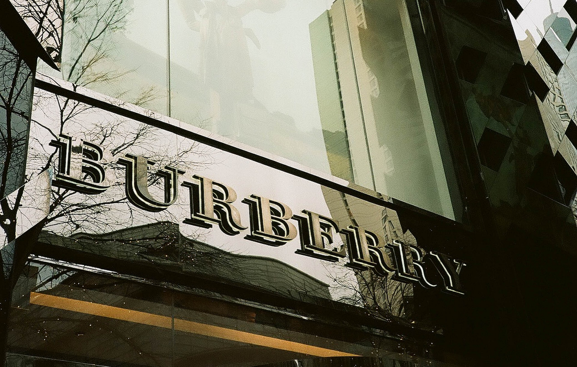 Luxury Brands & Instagram / 3 Common BIG Mistakes – feat. Burberry, Tory Burch and Loboutin.